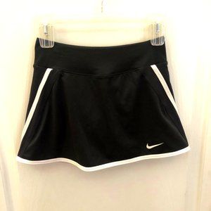 Like new! Nike black & white skirt/skort XS